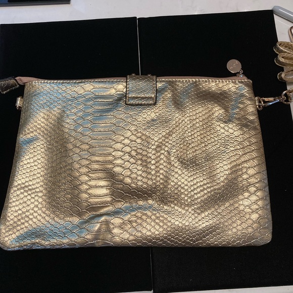 CARLO G STUDDED Envelope clutch. Faux snake in gold with shoulder strap - Picture 3 of 5